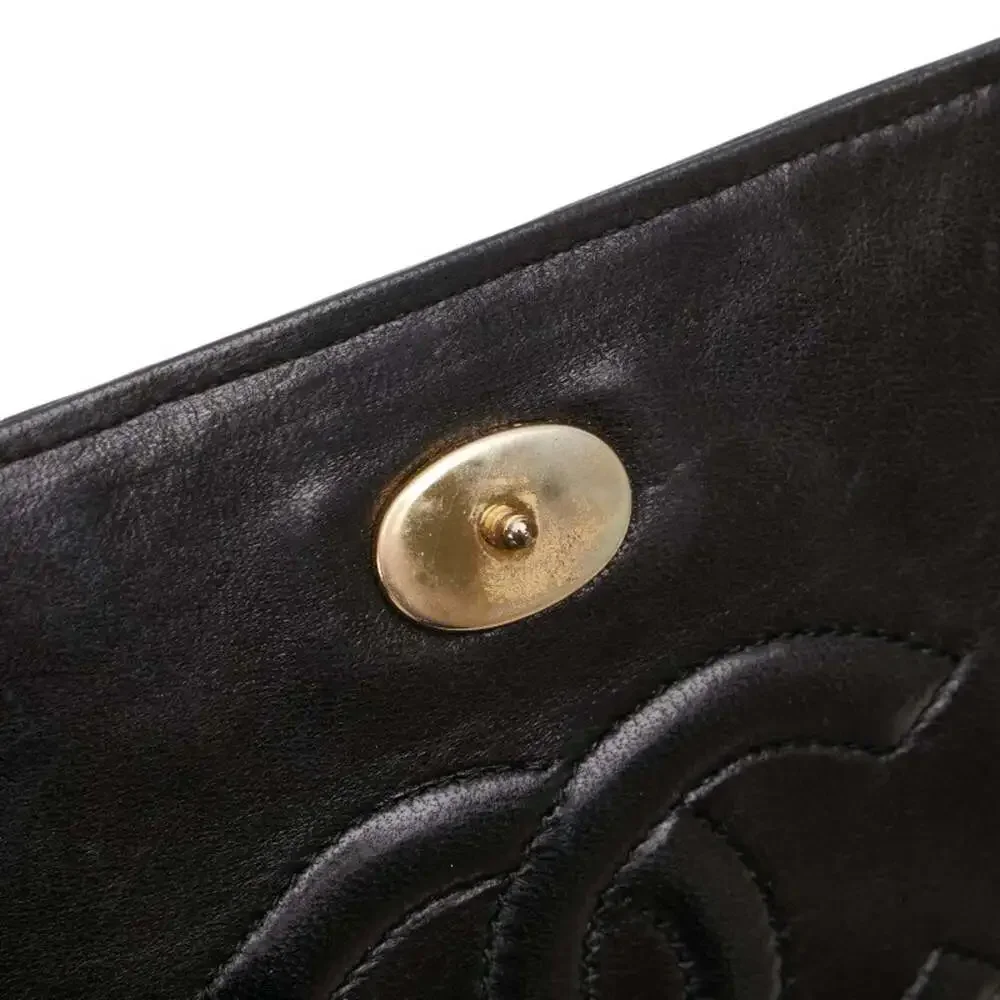 CHANEL Black Leather Shoulder Bag